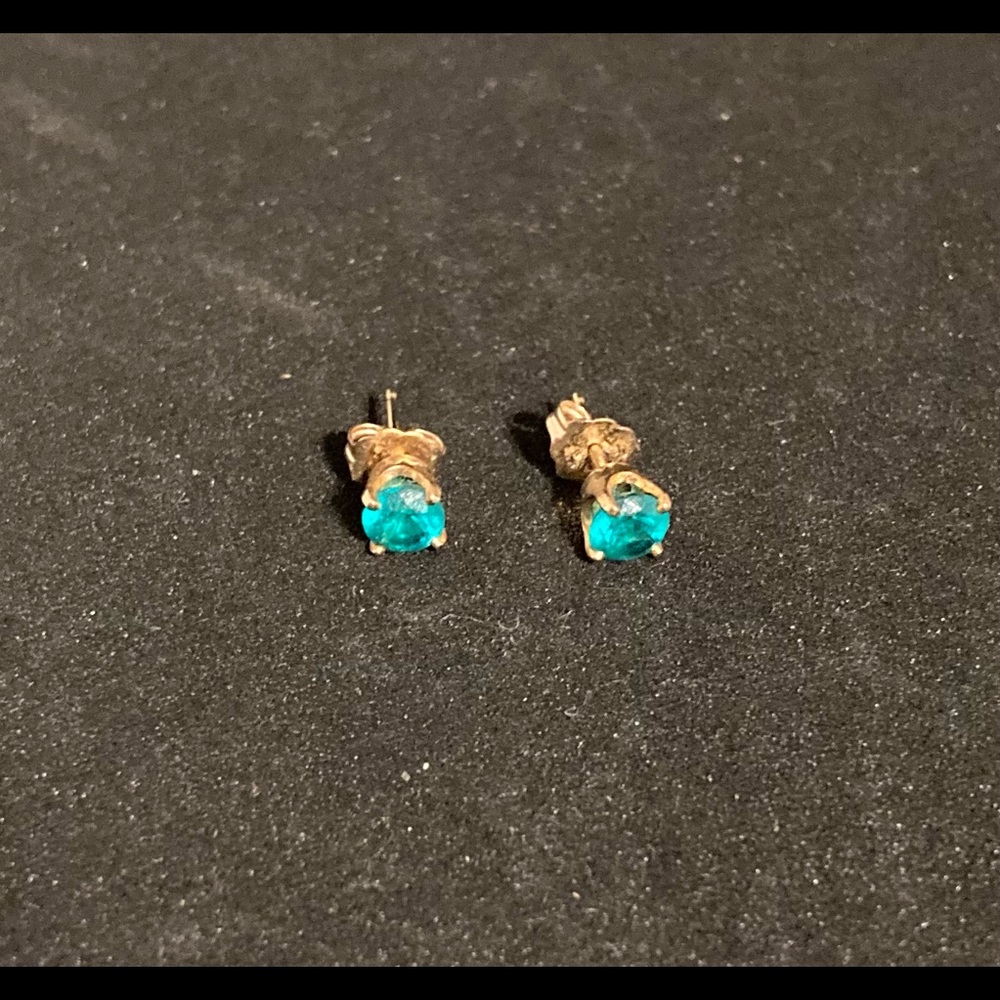1.3 gram 14 kyg Emerald Avery Earrings